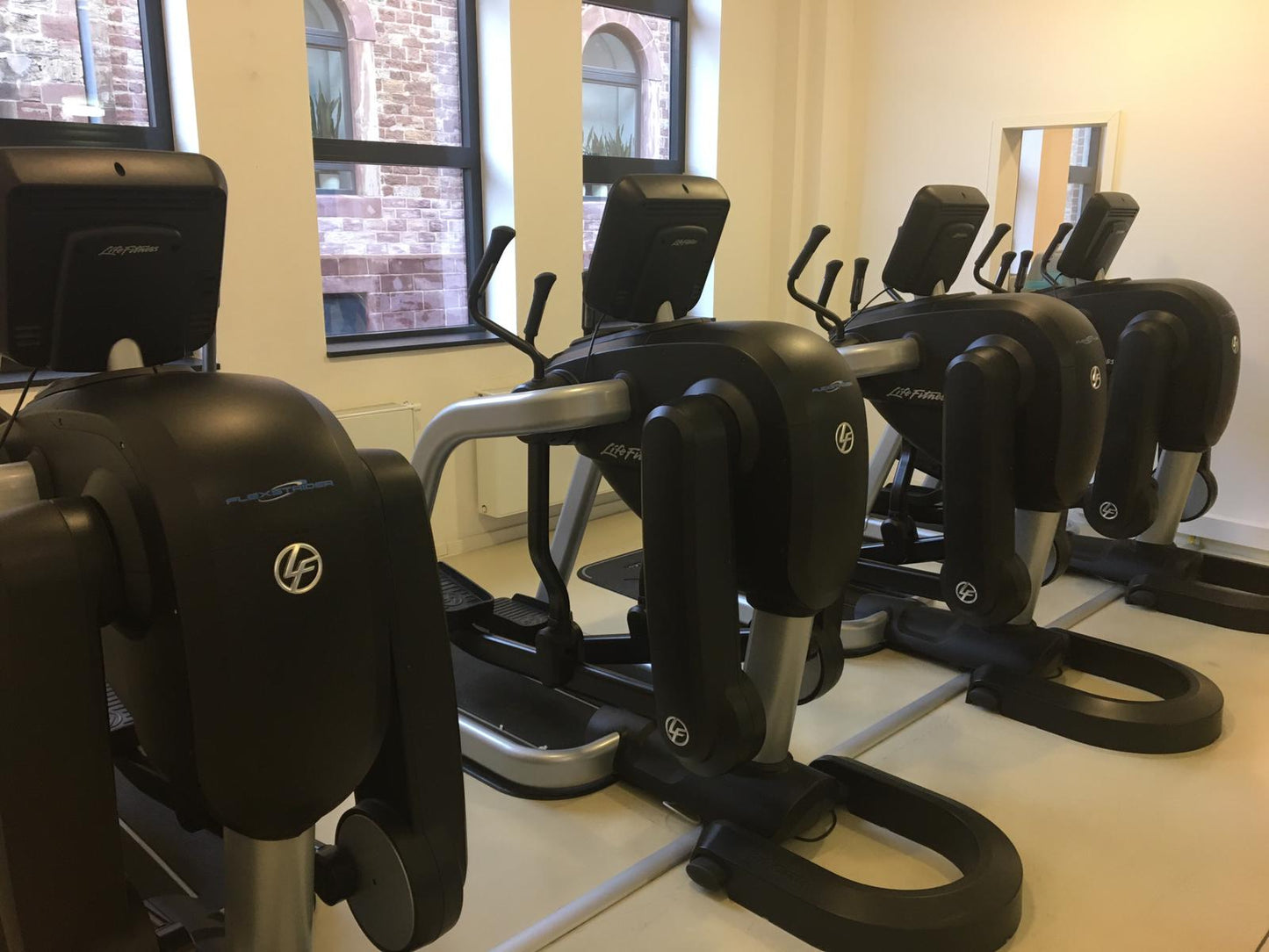 Life Fitness 18 Stk. Cardiogeräte Set, Discover SE Konsolen, TV Touch, Internet, DVB-T2 Fernsehen usw. 4 Jahre jung - Neuwertig - Top Zustand!
