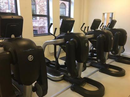 Life Fitness 18 Stk. Cardiogeräte Set, Discover SE Konsolen, TV Touch, Internet, DVB-T2 Fernsehen usw. 4 Jahre jung - Neuwertig - Top Zustand!