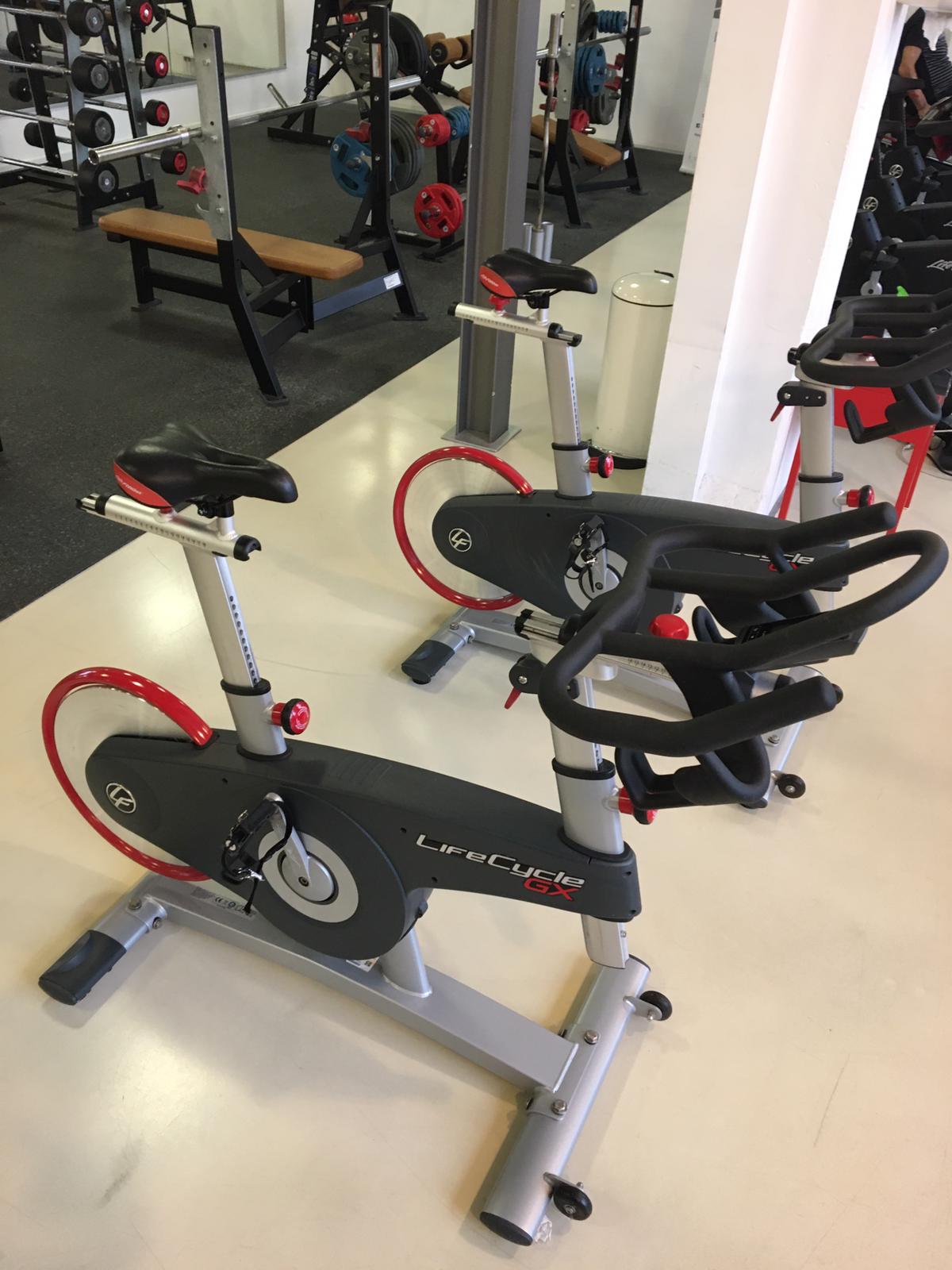 Life Fitness 18 Stk. Cardiogeräte Set, Discover SE Konsolen, TV Touch, Internet, DVB-T2 Fernsehen usw. 4 Jahre jung - Neuwertig - Top Zustand!