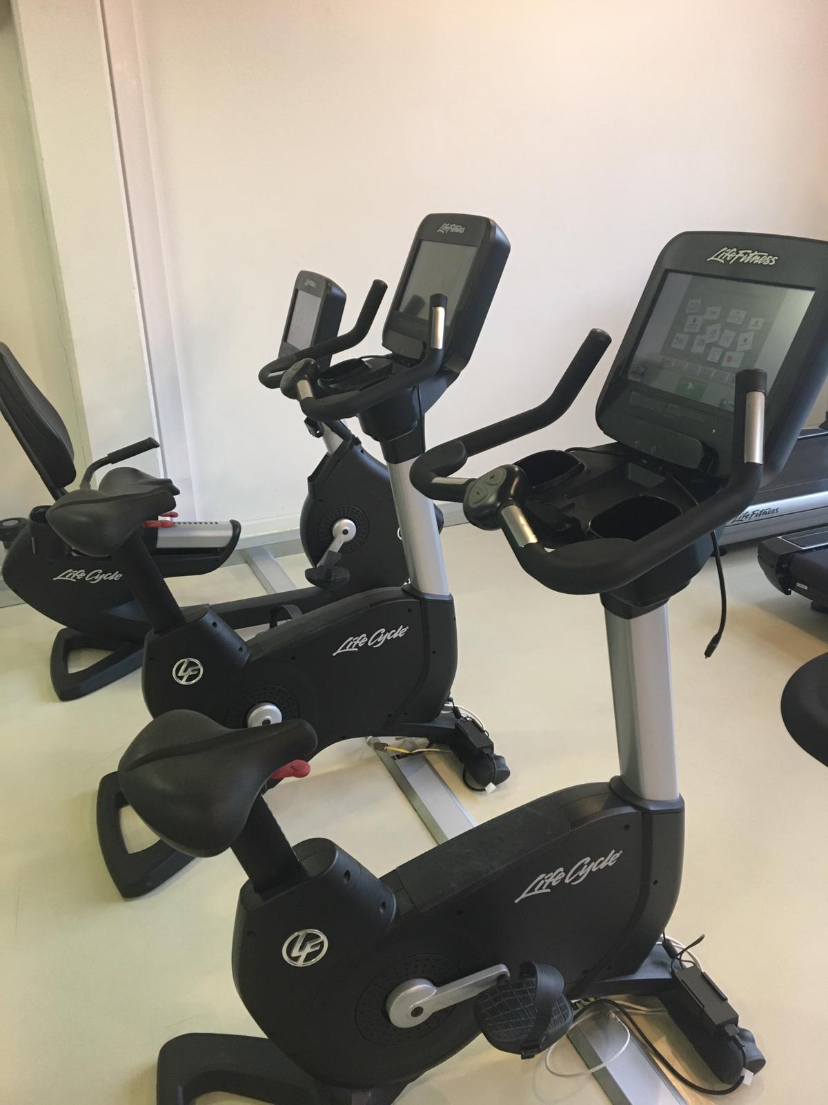 Life Fitness 18 Stk. Cardiogeräte Set, Discover SE Konsolen, TV Touch, Internet, DVB-T2 Fernsehen usw. 4 Jahre jung - Neuwertig - Top Zustand!