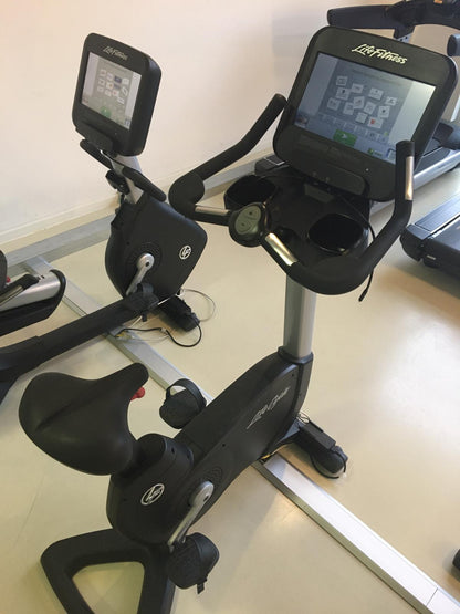 Life Fitness 18 Stk. Cardiogeräte Set, Discover SE Konsolen, TV Touch, Internet, DVB-T2 Fernsehen usw. 4 Jahre jung - Neuwertig - Top Zustand!