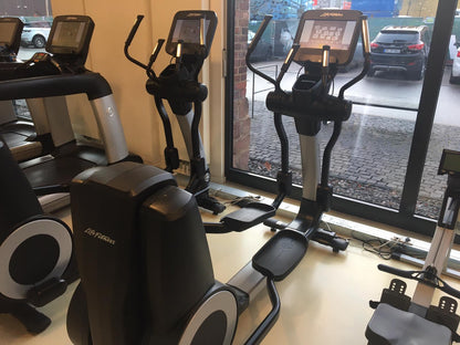 Life Fitness 18 Stk. Cardiogeräte Set, Discover SE Konsolen, TV Touch, Internet, DVB-T2 Fernsehen usw. 4 Jahre jung - Neuwertig - Top Zustand!