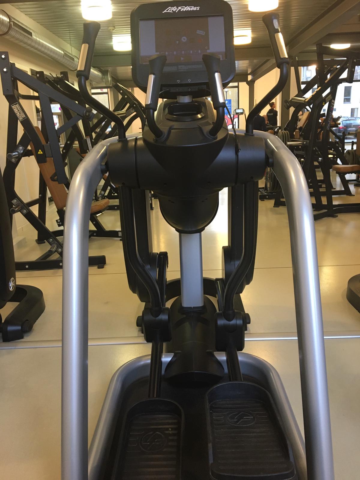 Life Fitness 18 Stk. Cardiogeräte Set, Discover SE Konsolen, TV Touch, Internet, DVB-T2 Fernsehen usw. 4 Jahre jung - Neuwertig - Top Zustand!
