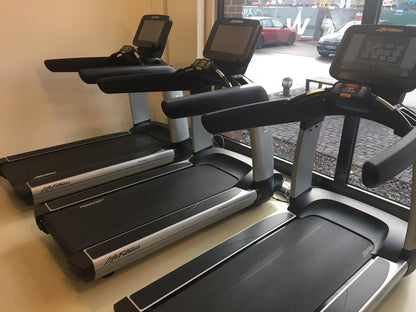 Life Fitness 18 Stk. Cardiogeräte Set, Discover SE Konsolen, TV Touch, Internet, DVB-T2 Fernsehen usw. 4 Jahre jung - Neuwertig - Top Zustand!