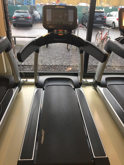 Life Fitness 18 Stk. Cardiogeräte Set, Discover SE Konsolen, TV Touch, Internet, DVB-T2 Fernsehen usw. 4 Jahre jung - Neuwertig - Top Zustand!