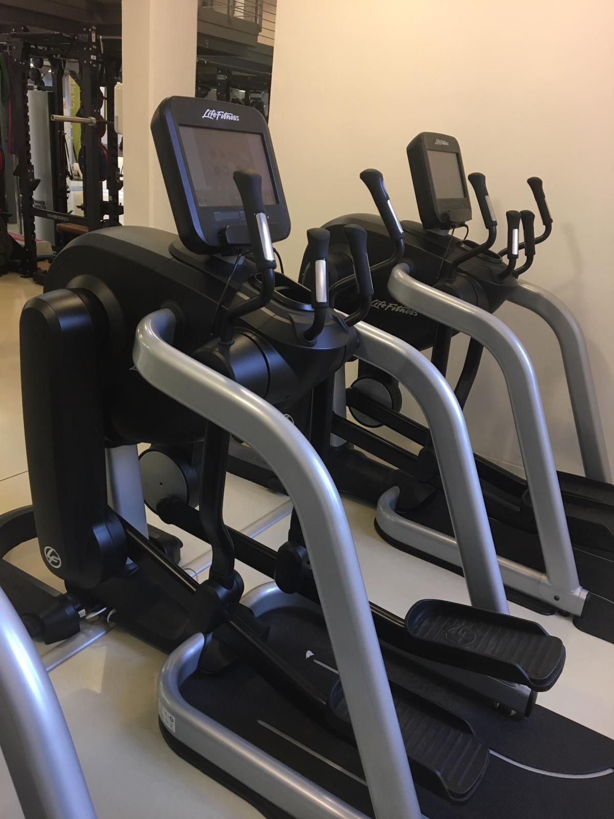Life Fitness 18 Stk. Cardiogeräte Set, Discover SE Konsolen, TV Touch, Internet, DVB-T2 Fernsehen usw. 4 Jahre jung - Neuwertig - Top Zustand!