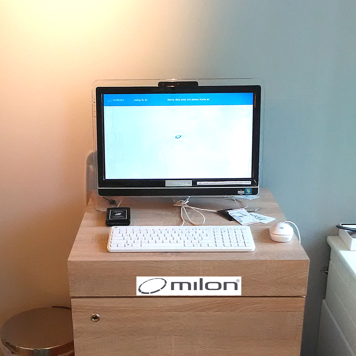 Milon PREMIUM Kraft-Ausdauer Zirkel in Carbon, Baujahr 2013, inkl. TV Ampel, Polster Rot, wenig genutzt, gebraucht und generalüberholt - guter Zustand