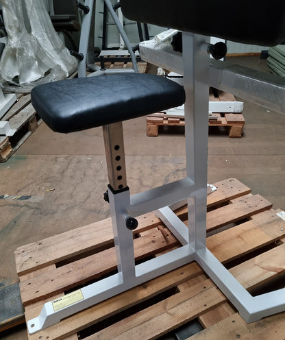Jimsa Scottcurl Bank, Scott bench, Bizeps Trainingsbank, Rahmen Weiß, Polster Schwarz, Ausstellungsstück - guter Zustand