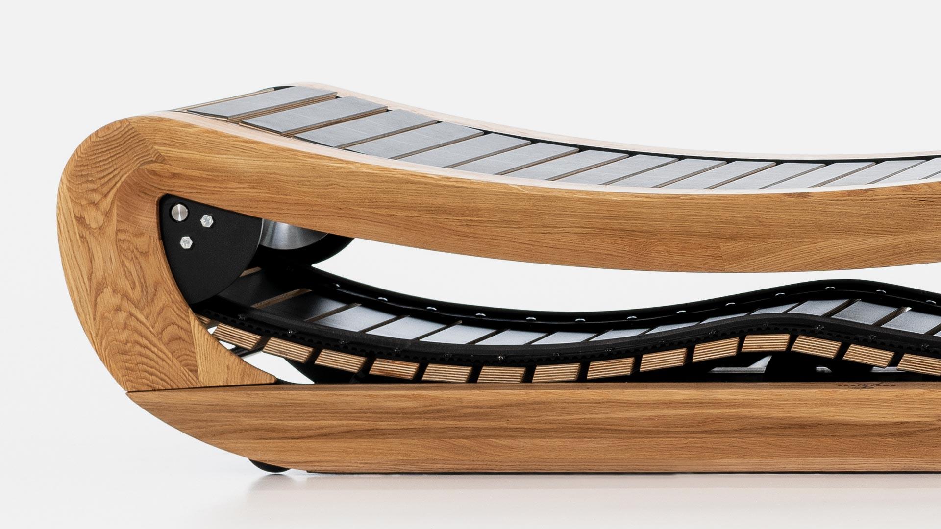 Holzlaufband mit gebogenem Design, seitliche Ansicht, keine Marke sichtbar.