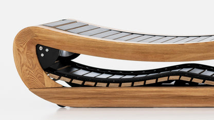 Holzlaufband mit gebogenem Design, seitliche Ansicht, keine Marke sichtbar.