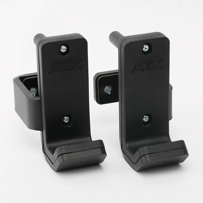 Zwei schwarze ATX J-Haken für Fitnessgeräte.