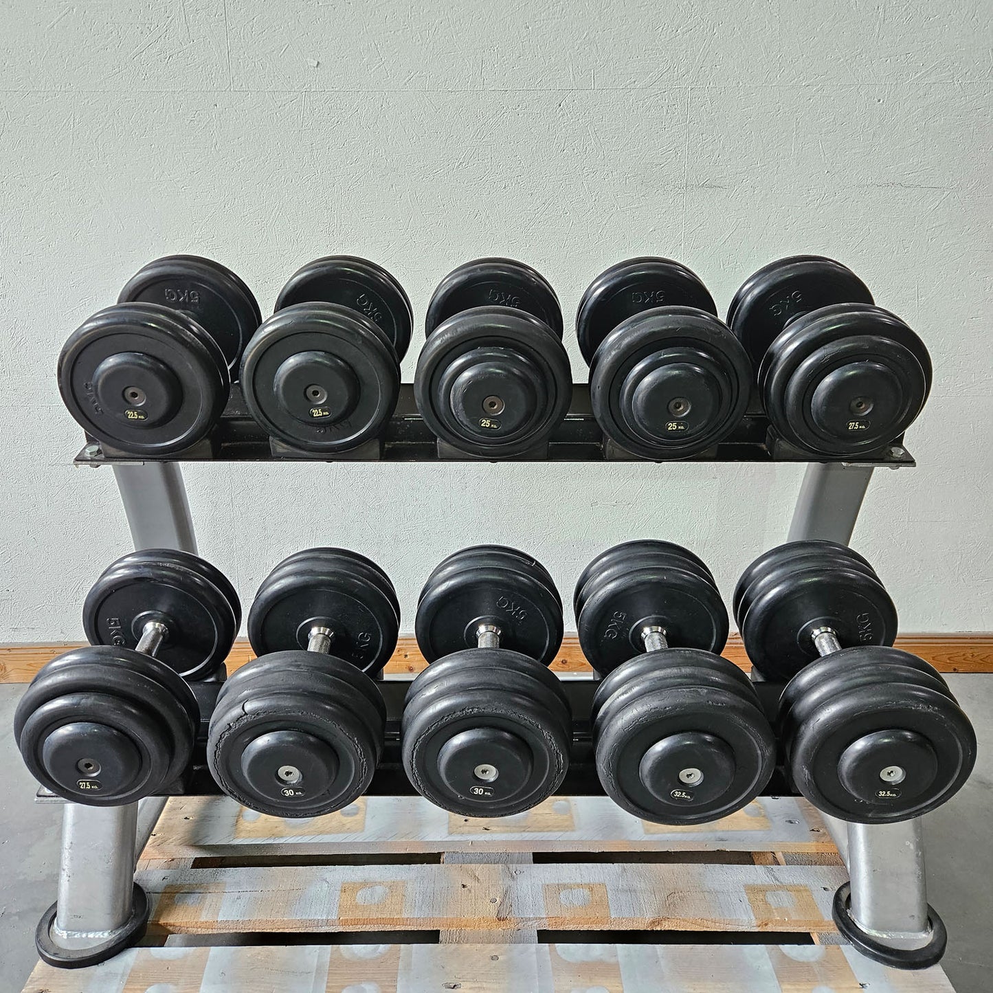 5 Paare Kurzhanteln aus Gummi, 22,5kg, 25kg, 27,5kg, 30kg und 32,5kg - Gummierte Kompakthanteln, inklusive Ständer, gebraucht - mit Gebrauchsspuren