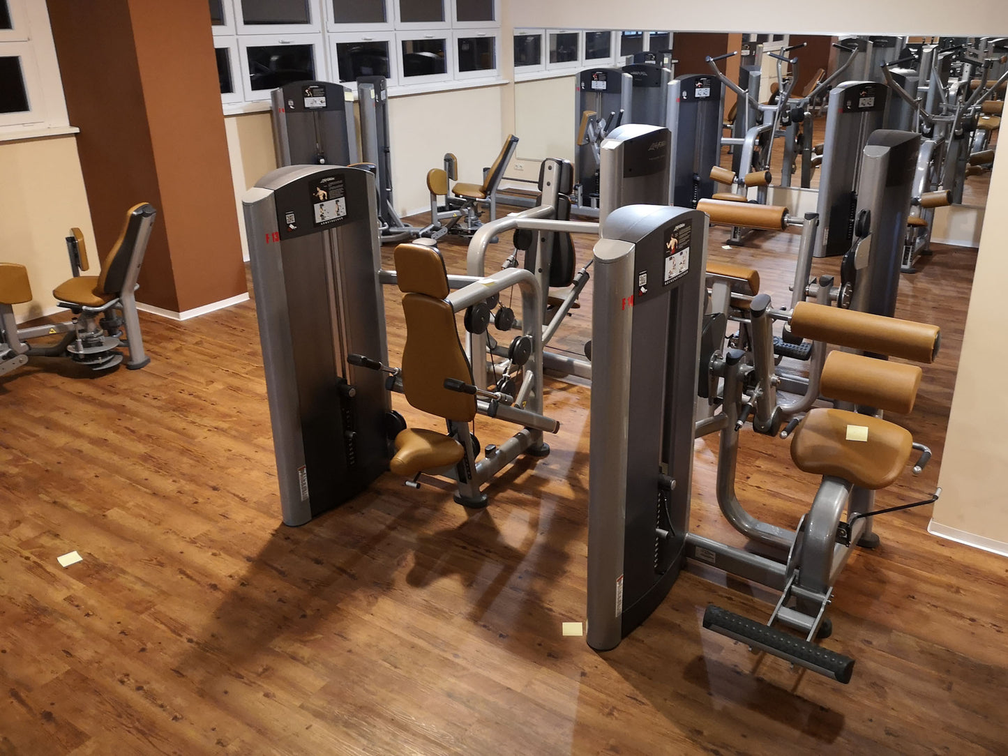 Life Fitness &amp; Hammer Strength - 93 fitness machines - strength training equipment, cardio equipment, plate-loaded equipment, benches, etc. - complete gym - used - TOP condition
