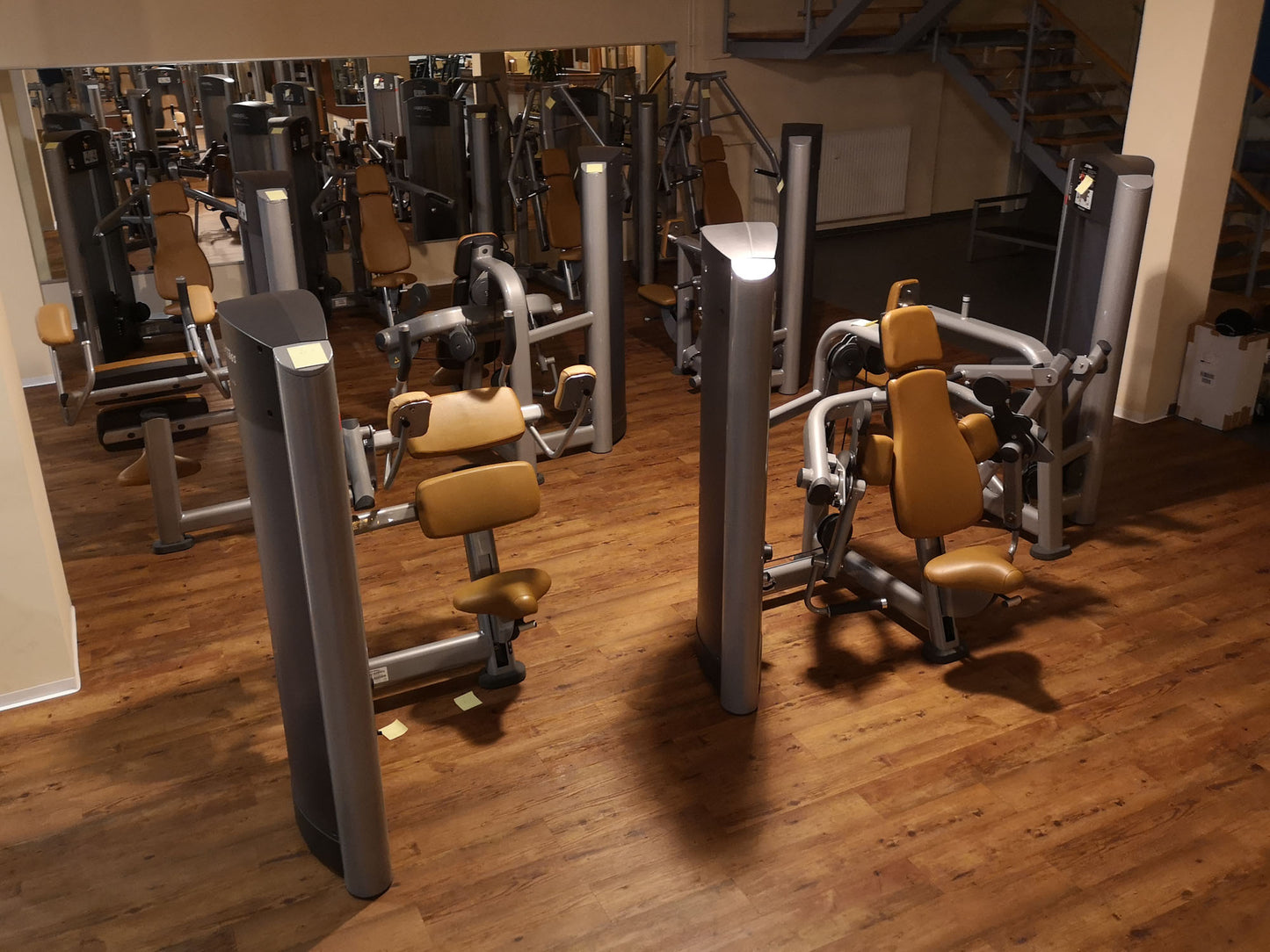 Life Fitness &amp; Hammer Strength - 93 fitness machines - strength training equipment, cardio equipment, plate-loaded equipment, benches, etc. - complete gym - used - TOP condition