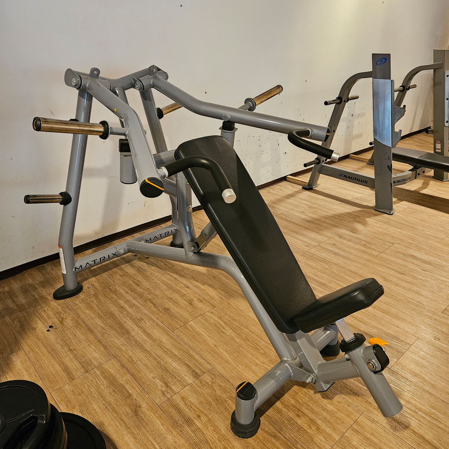 MATRIX Magnum Series Incline Bench Chest Press MG-PL14, Schrägbankdrückmaschine Plate loaded MG-A417, Rahmen Silber, gebraucht - überholter Zustand