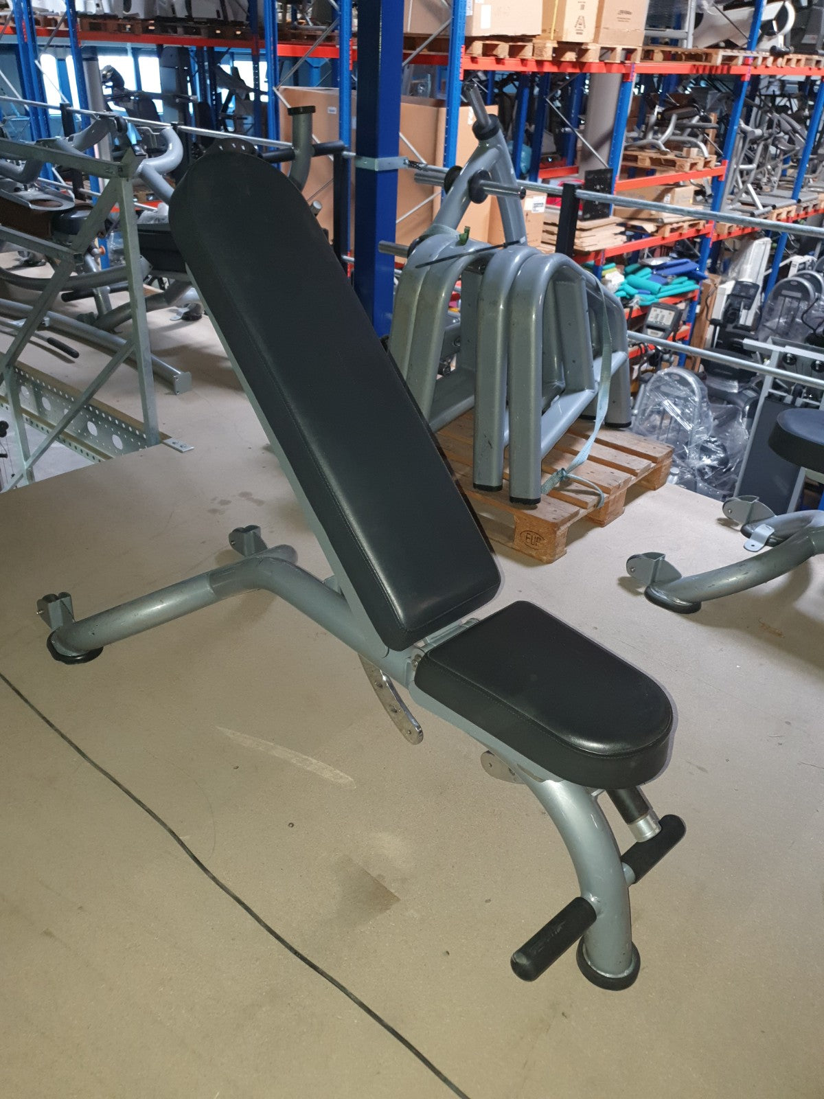 Matrix Universalbank verstellbar, Hantelbank ohne Ablage, Multi-Adjustable Bench, Rahmenfarbe Silber, Polsterfarbe Schwarz, gebraucht