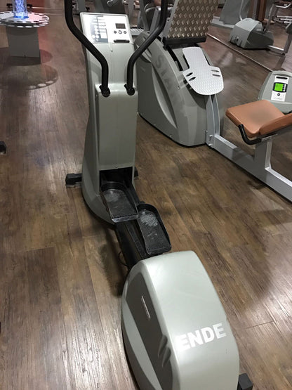 Milon Basic Kraft-Ausdauer Zirkel mit Beinpresse, 12 Fitnessgeräte, mit Software und Wartung, Grau / Braun, gebraucht