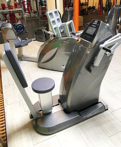 Milon PREMIUM Kraft-Ausdauer Zirkel mit BEINPRESSE in Carbon, Baujahr/Auslieferung 2016, inkl. TV Ampel, Polster Blau, gebraucht und generalüberholt - guter Zustand