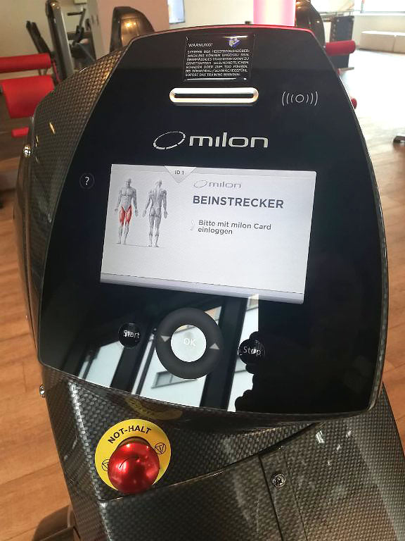 Milon PREMIUM Kraft-Ausdauer Zirkel mit BEINPRESSE in Carbon, Baujahr/Auslieferung 2016, inkl. TV Ampel, Polster Blau, gebraucht und generalüberholt - guter Zustand
