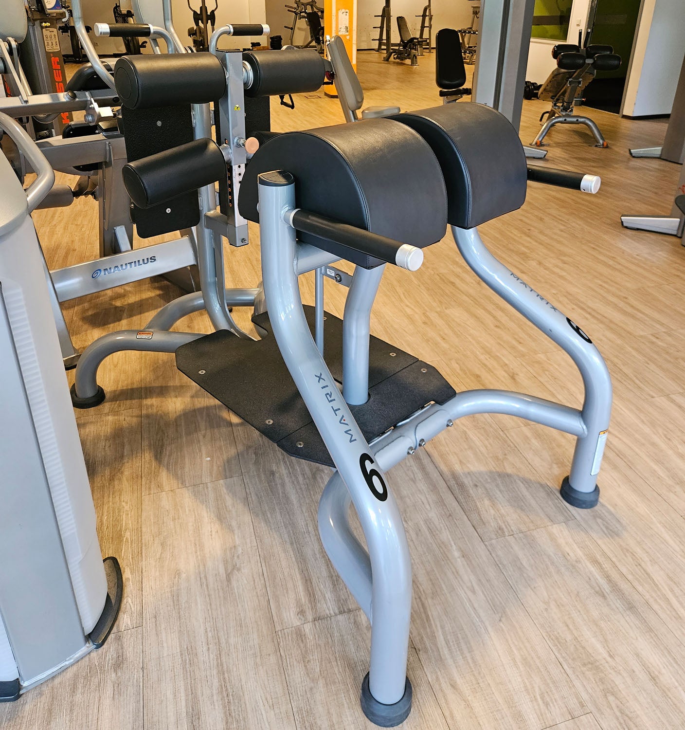 Matrix Magnum Glute Ham Bench MG-A96, Bank für unteren Rücken, Bauch, Beine und Po Training, Rahmenfarbe Silber, gebraucht - überholter Zustand