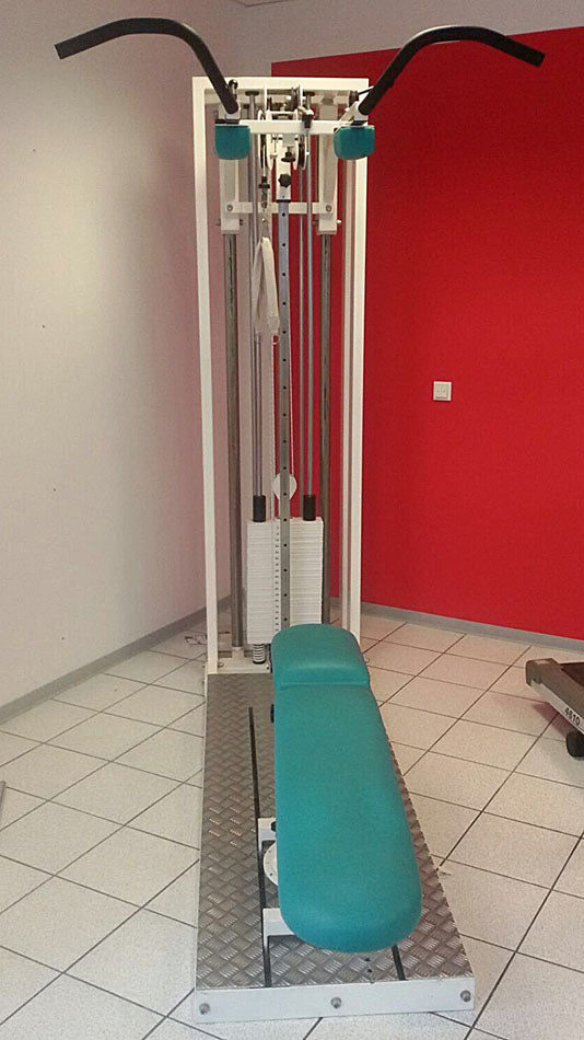 Multitrainer with adjustable training bench