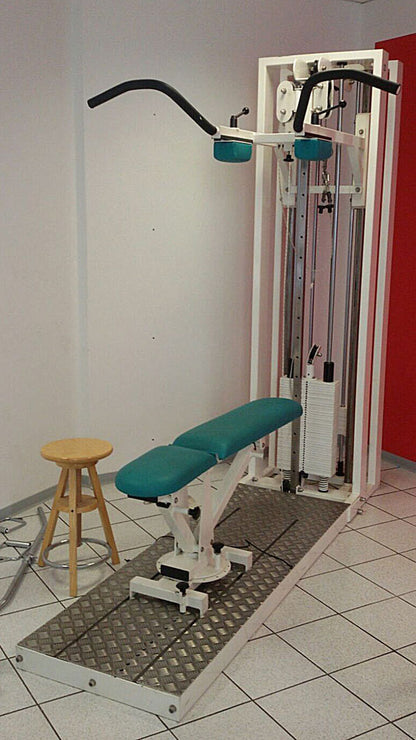 Multitrainer with adjustable training bench