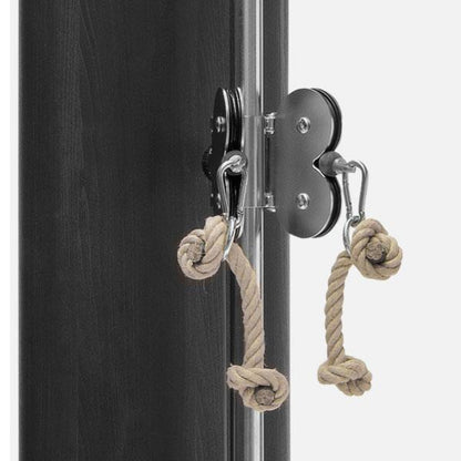 Seilgriffe an Fitnessgerät mit Metallhalterung und Karabiner.