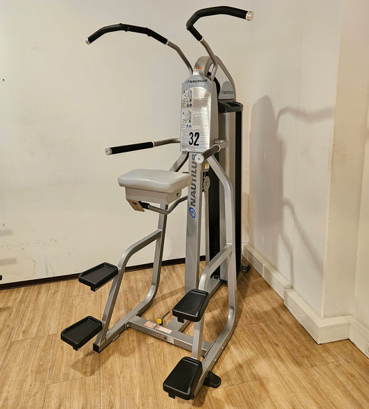 Nautilus Nitro Gravitron Plus, Dip & Klimmzugmaschine mit Gewichtsunterstützung, Assisted Chin-up and Dip Machine, Rahmen Silber, gebraucht - überholter Zustand