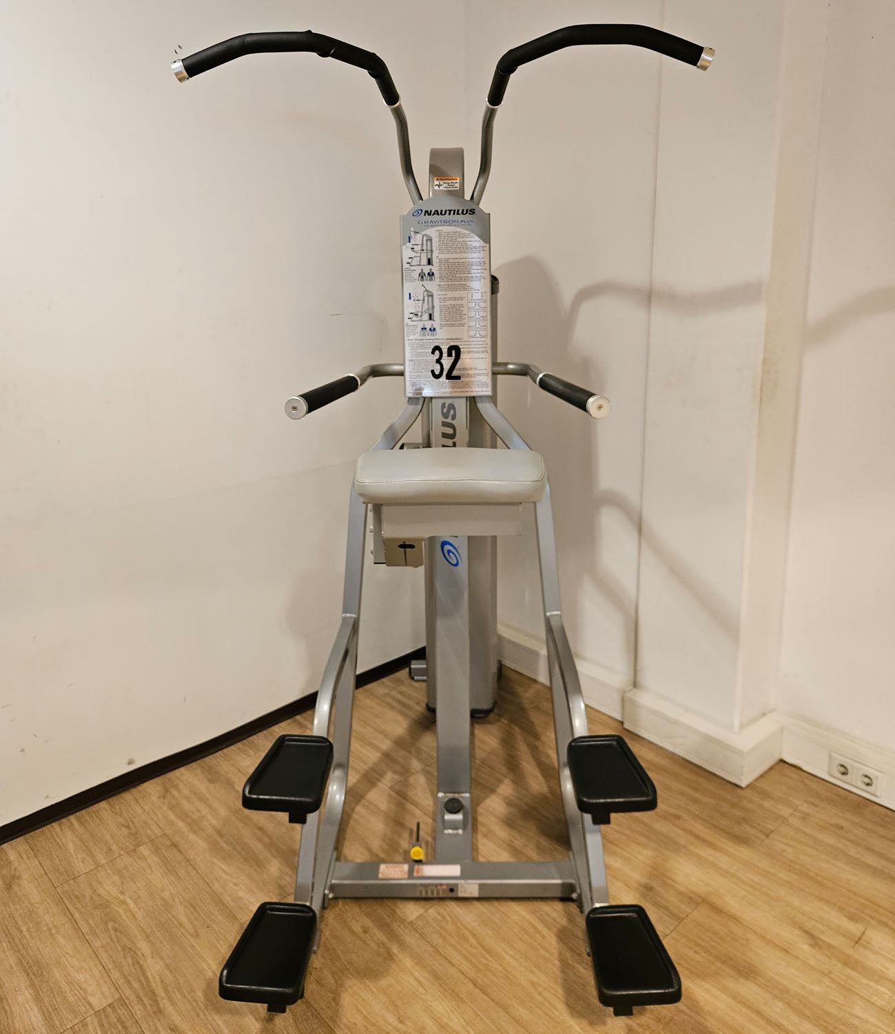 Nautilus Nitro Gravitron Plus, Dip & Klimmzugmaschine mit Gewichtsunterstützung, Assisted Chin-up and Dip Machine, Rahmen Silber, gebraucht - überholter Zustand