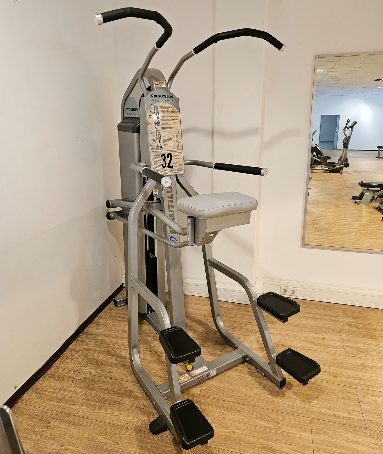 Nautilus Nitro Gravitron Plus, Dip & Klimmzugmaschine mit Gewichtsunterstützung, Assisted Chin-up and Dip Machine, Rahmen Silber, gebraucht - überholter Zustand