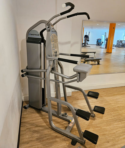 Nautilus Nitro Gravitron Plus, Dip & Klimmzugmaschine mit Gewichtsunterstützung, Assisted Chin-up and Dip Machine, Rahmen Silber, gebraucht - überholter Zustand