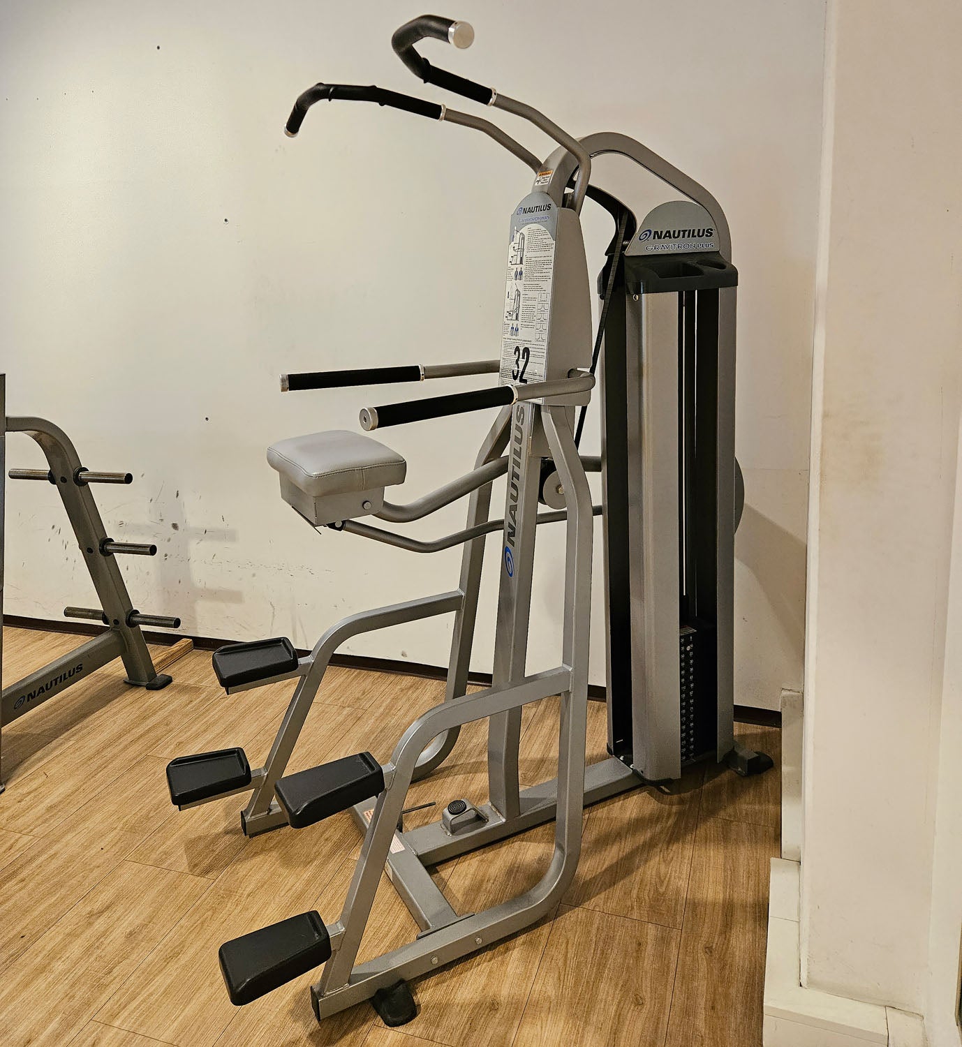 Nautilus Nitro Gravitron Plus, Dip & Klimmzugmaschine mit Gewichtsunterstützung, Assisted Chin-up and Dip Machine, Rahmen Silber, gebraucht - überholter Zustand
