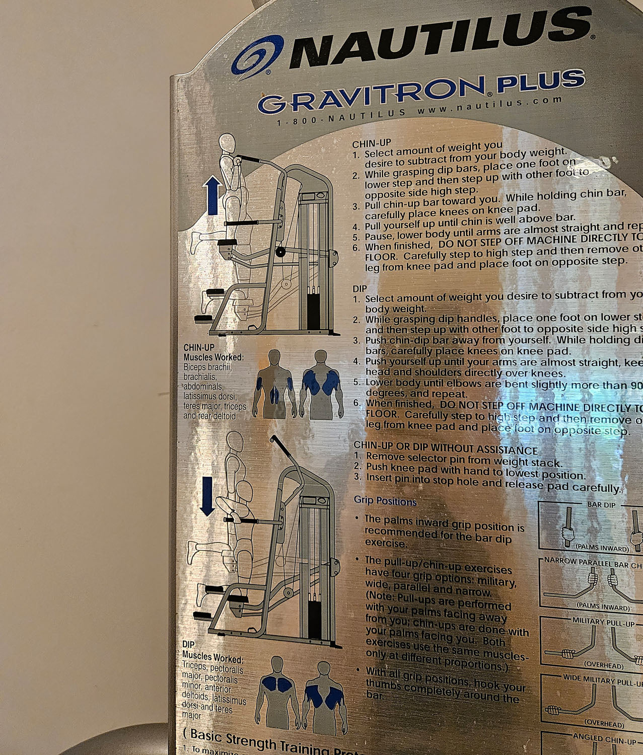 Nautilus Nitro Gravitron Plus, Dip & Klimmzugmaschine mit Gewichtsunterstützung, Assisted Chin-up and Dip Machine, Rahmen Silber, gebraucht - überholter Zustand