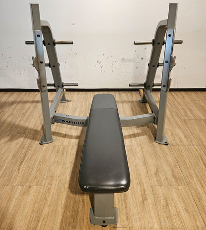 Nautilus Flachdrückerbank, Olympic Flat Bench, Bankdrückbank Flach mit Ablagen, sehr stabil, Rahmebfarbe Silber, gebraucht - überholter Zustand
