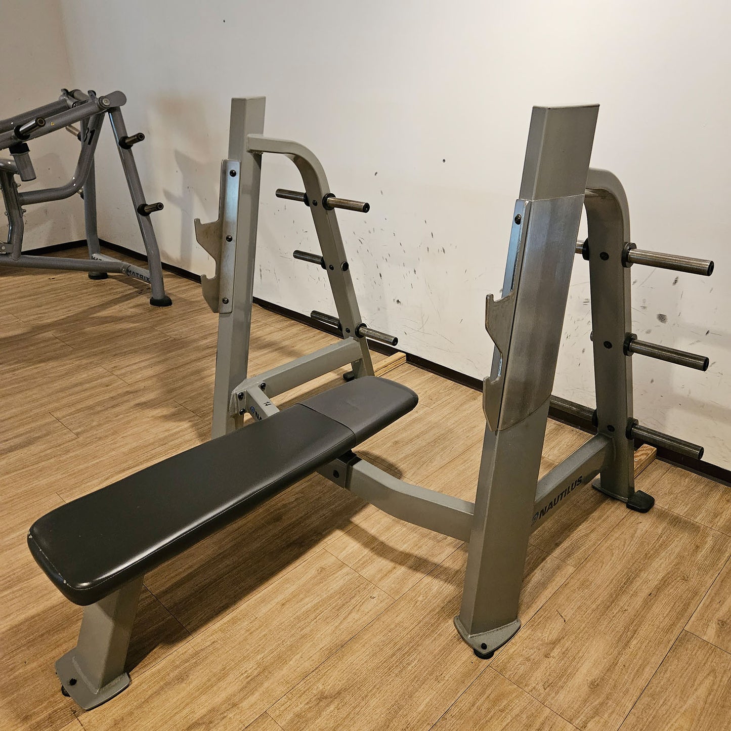 Nautilus Flachdrückerbank, Olympic Flat Bench, Bankdrückbank Flach mit Ablagen, sehr stabil, Rahmebfarbe Silber, gebraucht - überholter Zustand