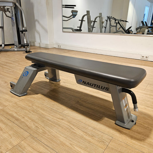 Nautilus Nitro Flachbank ohne Ablagen, Flatbench, Rahmen Silber, gebraucht - geprüfter Zustand mit Gebrauchsspuren