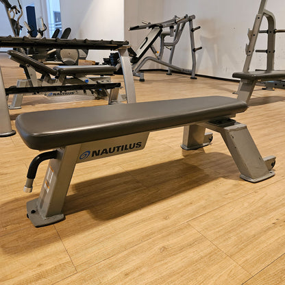 Nautilus Nitro Flachbank ohne Ablagen, Flatbench, Rahmen Silber, gebraucht - geprüfter Zustand mit Gebrauchsspuren