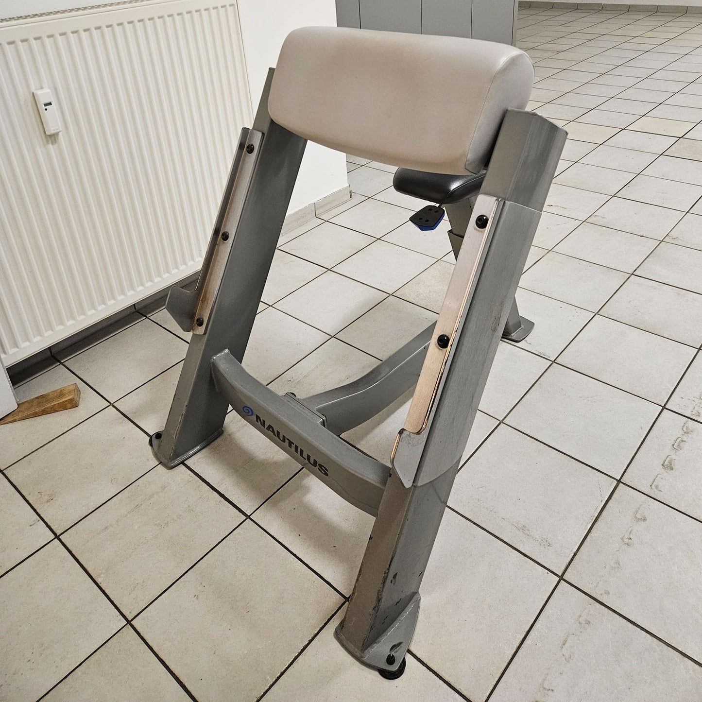 Nautilus Nitro Scottcurl Bizepsbank SZ, Scottbench, Rahmen Silber, gebraucht - geprüfter Zustand mit Gebrauchsspuren