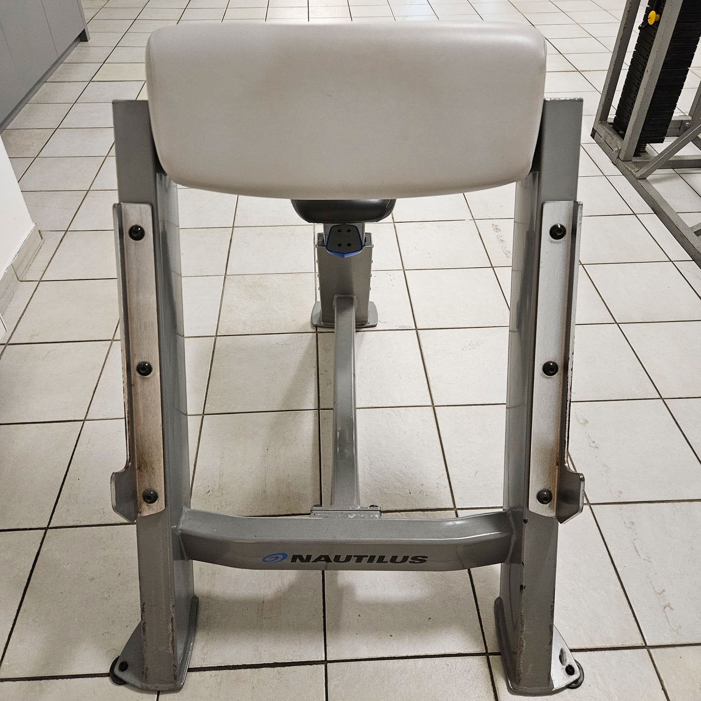 Nautilus Nitro Scottcurl Bizepsbank SZ, Scottbench, Rahmen Silber, gebraucht - geprüfter Zustand mit Gebrauchsspuren