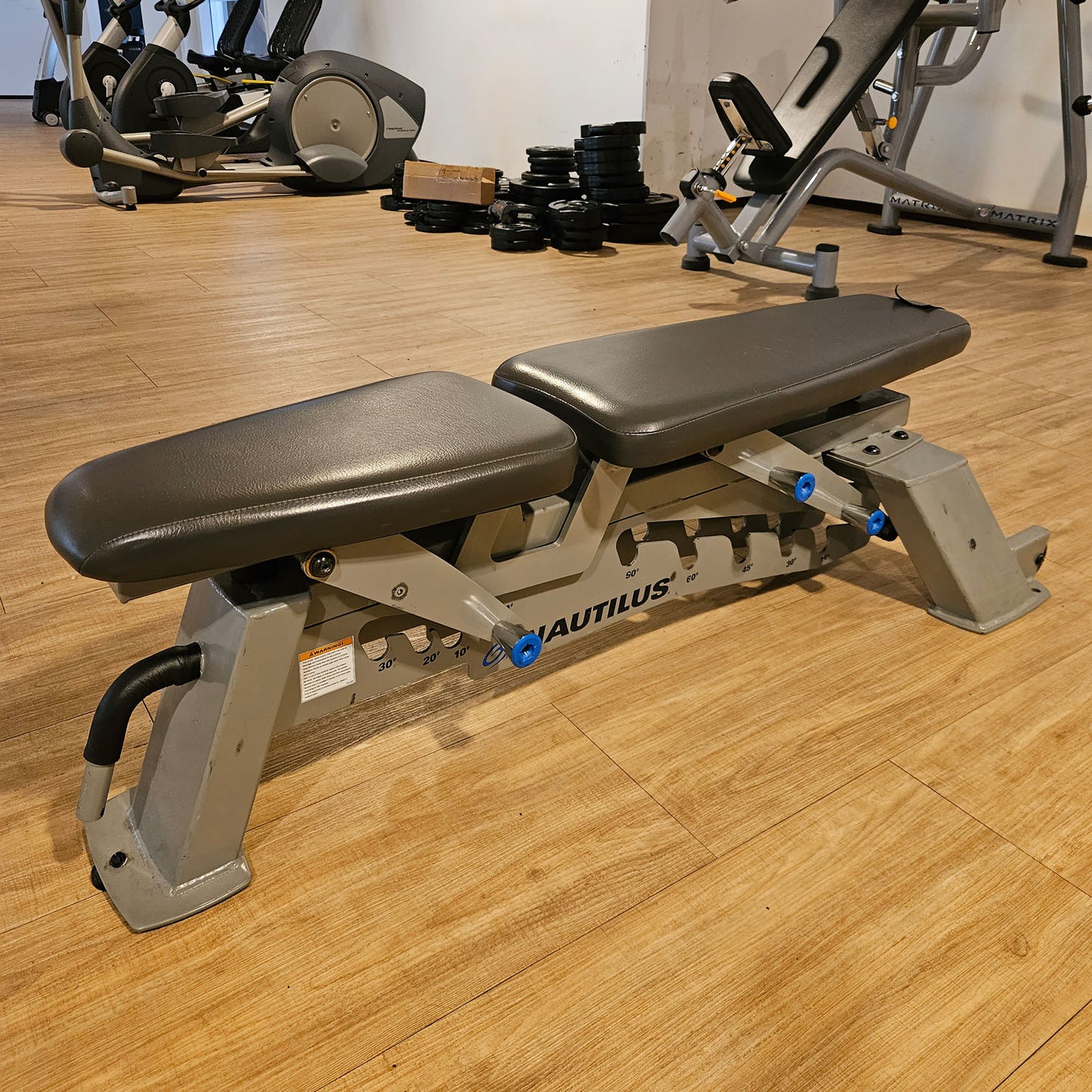 Nautilus Nitro Universalbank verstellbar, Hantelbank ohne Ablage, Multi-Adjustable Bench, Rahmen Silber, gebraucht - geprüfter Zustand mit Gebrauchsspuren