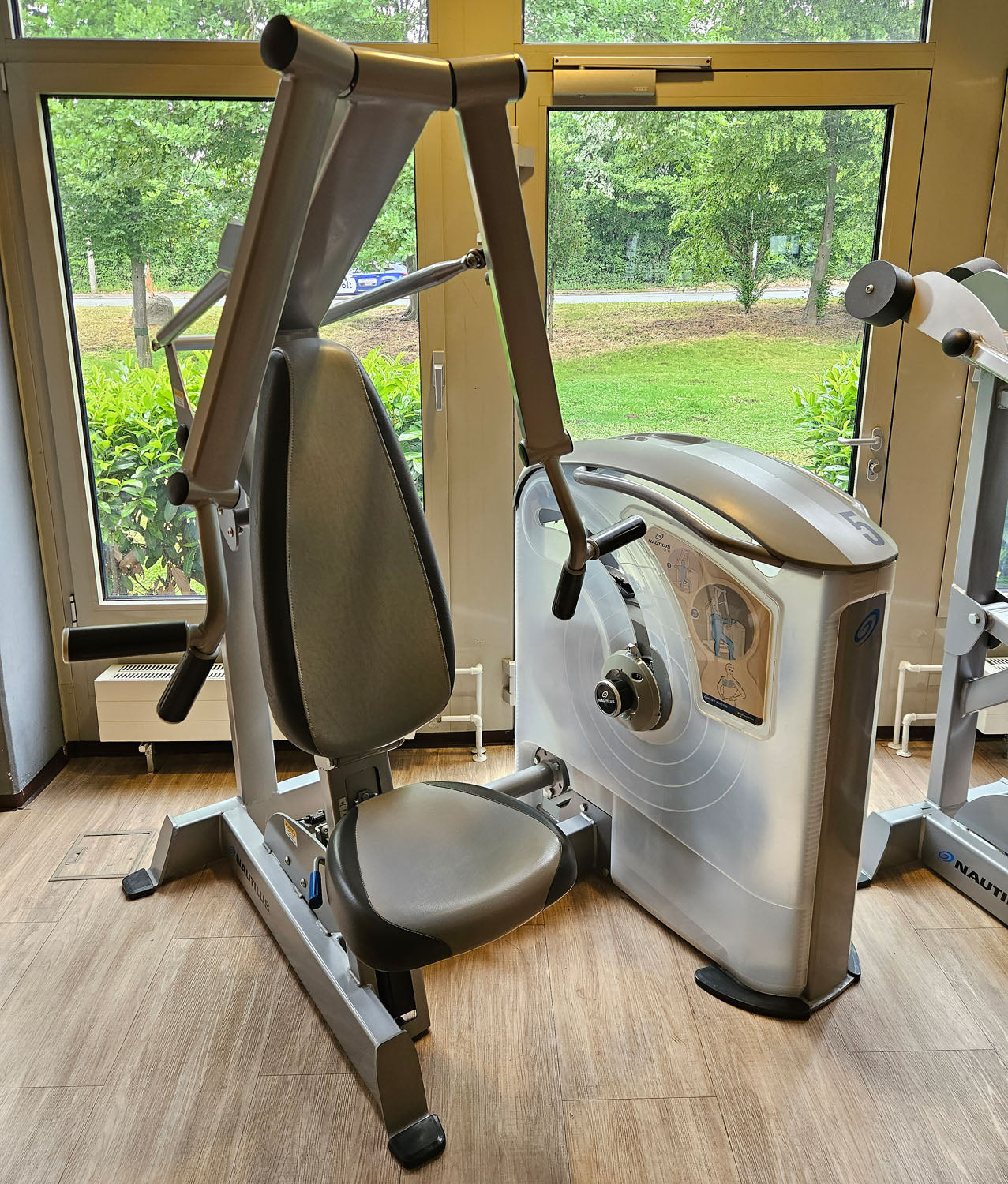 Nautilus ONE Chest Press, Brustpresse, Bankdrückmaschine, Bench Press Machine, Model S6CP, Rahmenfarbe Silber, gebraucht - überholter Zustand