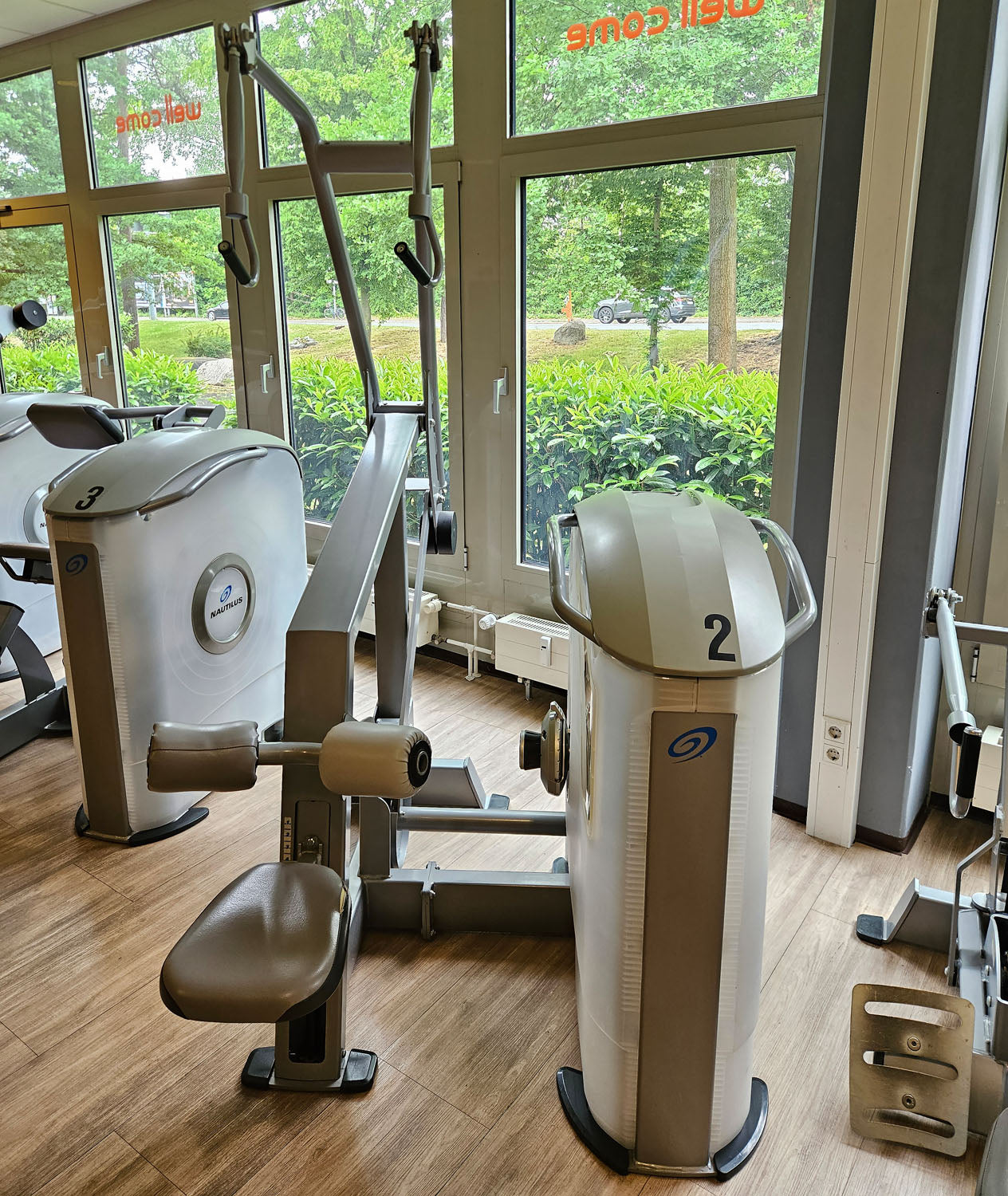 Nautilus ONE Lat Pulldown, Latzug von Oben, Model S6LATP, drehbare Griffe, Rahmenfarbe Silber, gebraucht - überholter Zustand