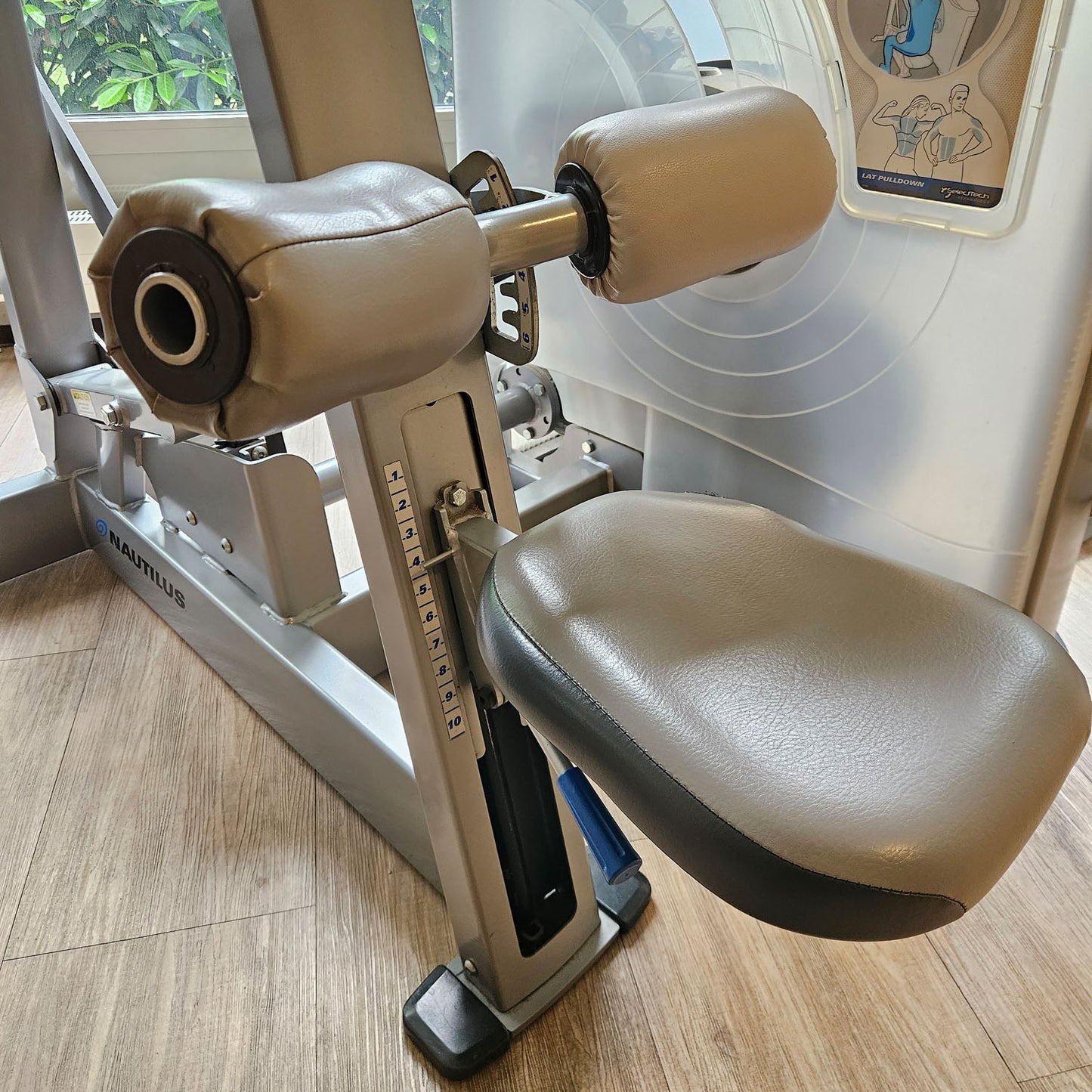 Nautilus ONE Lat Pulldown, Latzug von Oben, Model S6LATP, drehbare Griffe, Rahmenfarbe Silber, gebraucht - überholter Zustand