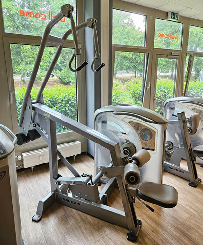 Nautilus ONE Lat Pulldown, Latzug von Oben, Model S6LATP, drehbare Griffe, Rahmenfarbe Silber, gebraucht - überholter Zustand