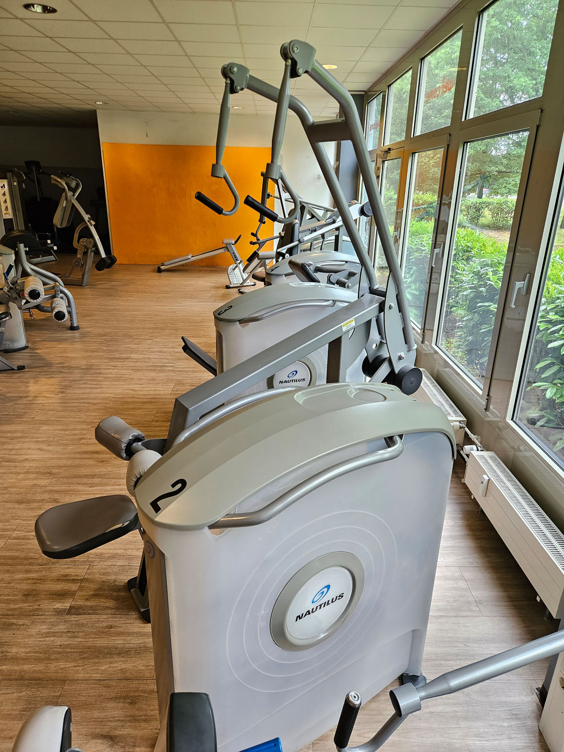 Nautilus ONE Lat Pulldown, Latzug von Oben, Model S6LATP, drehbare Griffe, Rahmenfarbe Silber, gebraucht - überholter Zustand