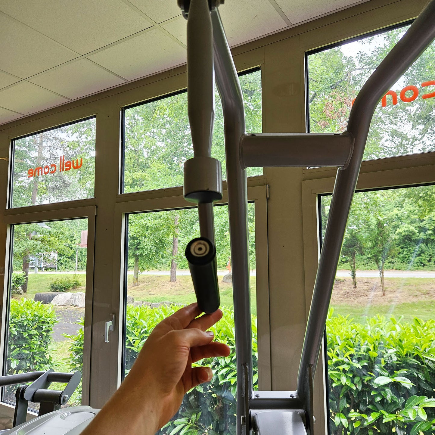 Nautilus ONE Lat Pulldown, Latzug von Oben, Model S6LATP, drehbare Griffe, Rahmenfarbe Silber, gebraucht - überholter Zustand
