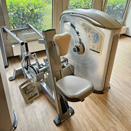 Nautilus ONE Row, Rudermaschine mit Bruststütze, Lat-Rudern, Model S6MR, drehbare Griffe, Rahmenfarbe Silber, gebraucht - überholter Zustand