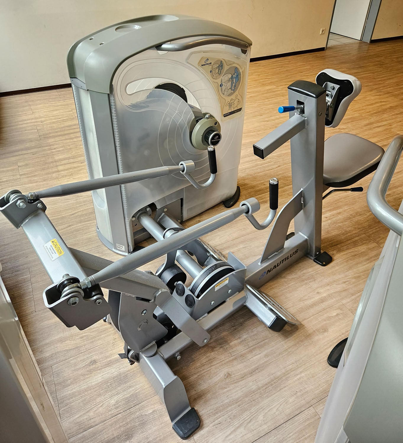 Nautilus ONE Row, Rudermaschine mit Bruststütze, Lat-Rudern, Model S6MR, drehbare Griffe, Rahmenfarbe Silber, gebraucht - überholter Zustand
