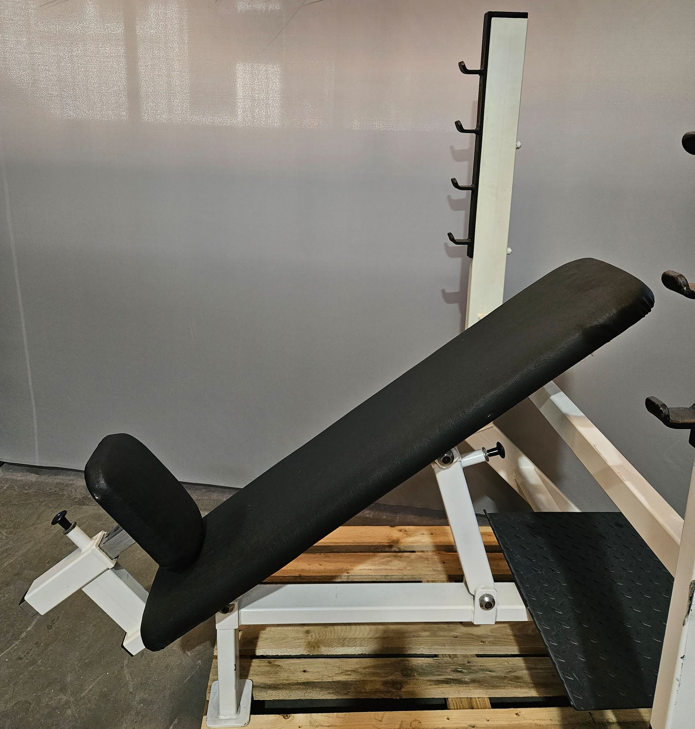 Olimp Schrägdrückerbank, Olympic Incline Bench, Hantelbank Schrägbankdrücken, Rahmenfarbe Weiß, gebraucht mit Gebrauchsspuren