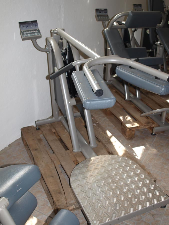 Calory Coach (SDH) 8 circuit machines with display &amp; electronic adjustment of resistance levels (1 to 5) &amp; indicators, Ladystudios